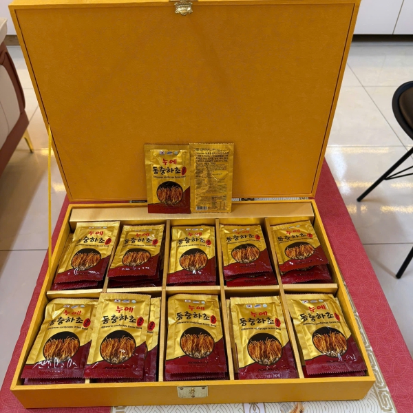 Nước Đông Trùng Hạ Thảo Hộp Gỗ Vàng Pocheon K.L.M 30ml x 60 Gói – Tăng Cường Sức Khỏe