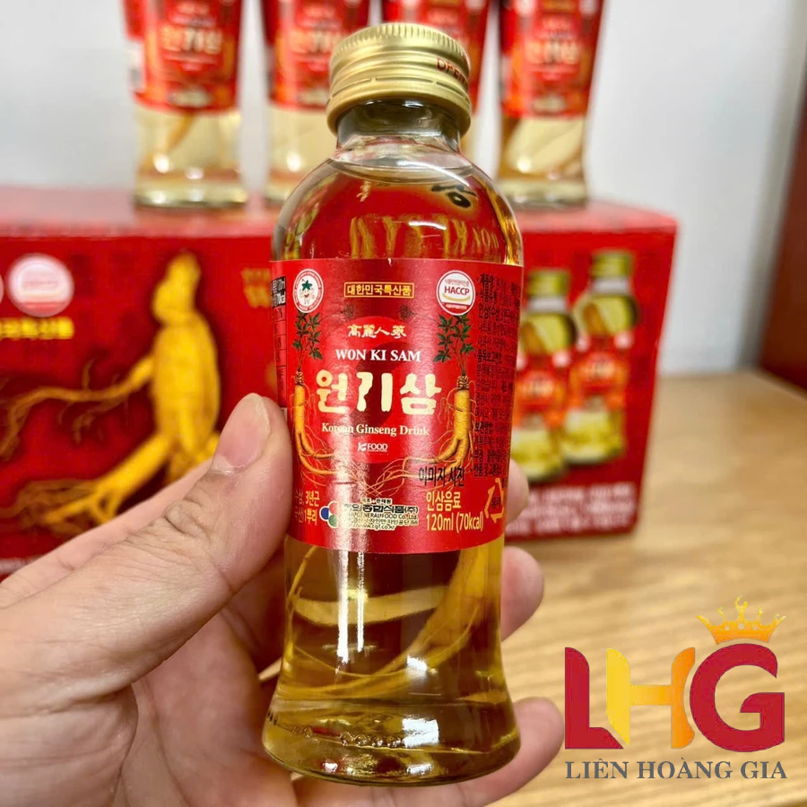 Cận cảnh chai nước hồng sâm Wonkisam có chứa củ sâm thật bên trong