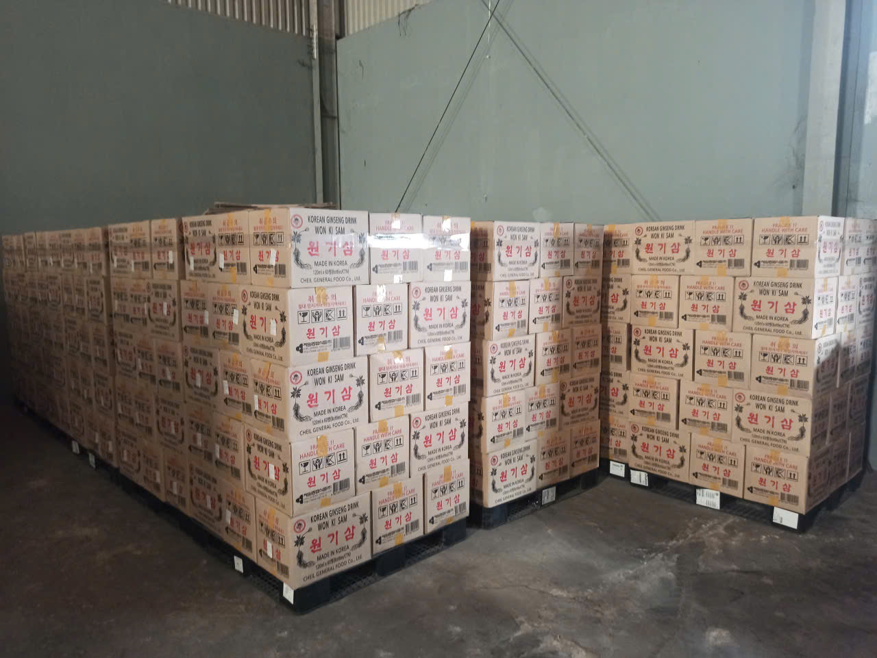 Hình ảnh các pallet hàng Nước Hồng Sâm Wonkisam xếp gọn gàng trong kho lạnh/kho khô đạt chuẩn