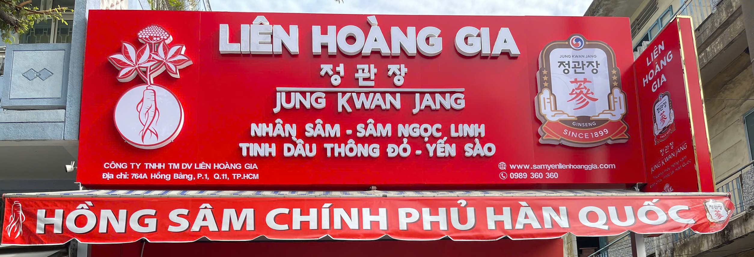 Đại lý đang tư vấn sản phẩm Nước Hồng Sâm WON KGC cho khách hàng, thể hiện sự chuyên nghiệp