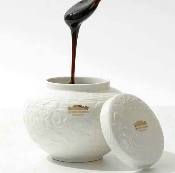 Cận cảnh chất cao đen đặc sánh mịn của hắc sâm IRE Hàn Quốc