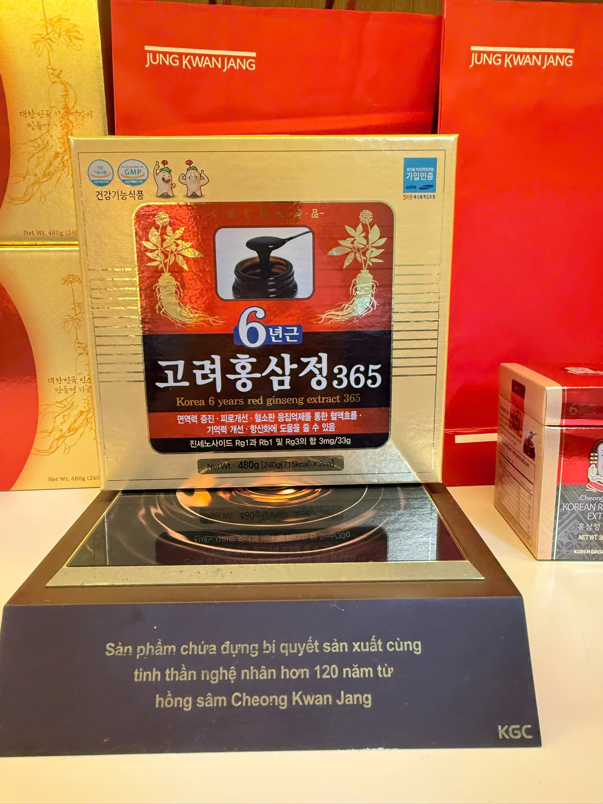 Một ly nước ấm được pha với cao hồng sâm 365, cho thấy cách sử dụng đơn giản và dễ dàng hấp thu