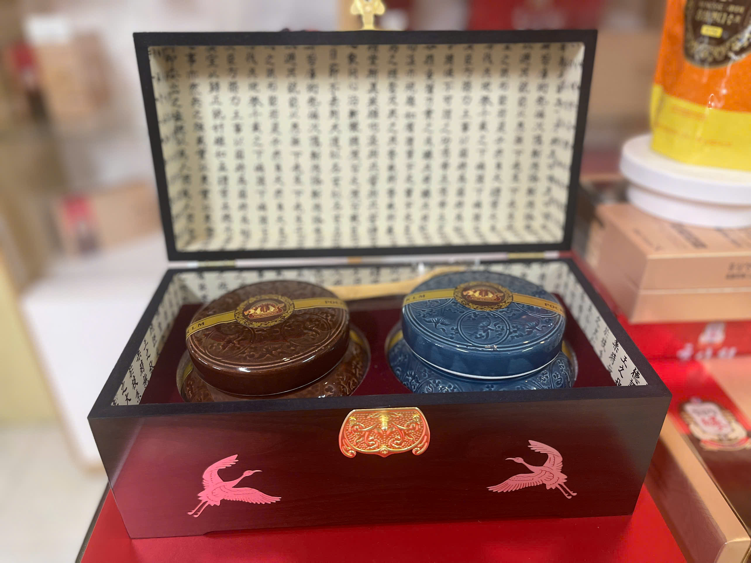 Hộp sản phẩm Cao sâm Hoàng Đế Hoàng Hậu ACHIMMADANG hũ đôi 500g, thể hiện thiết kế sang trọng và đẳng cấp
