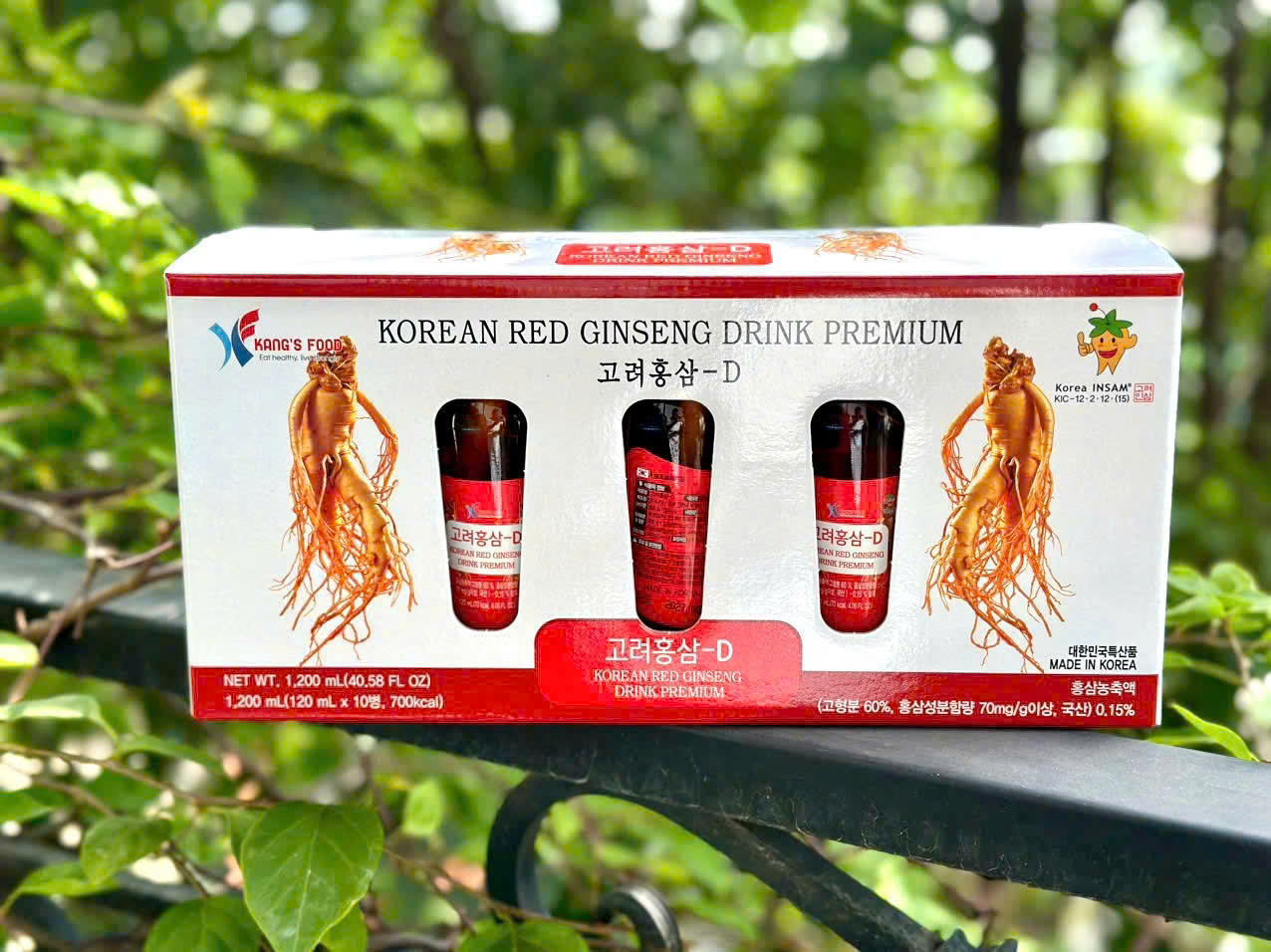 Cận cảnh củ sâm tươi trên 3 năm tuổi trong chai nước hồng sâm Kang Foods