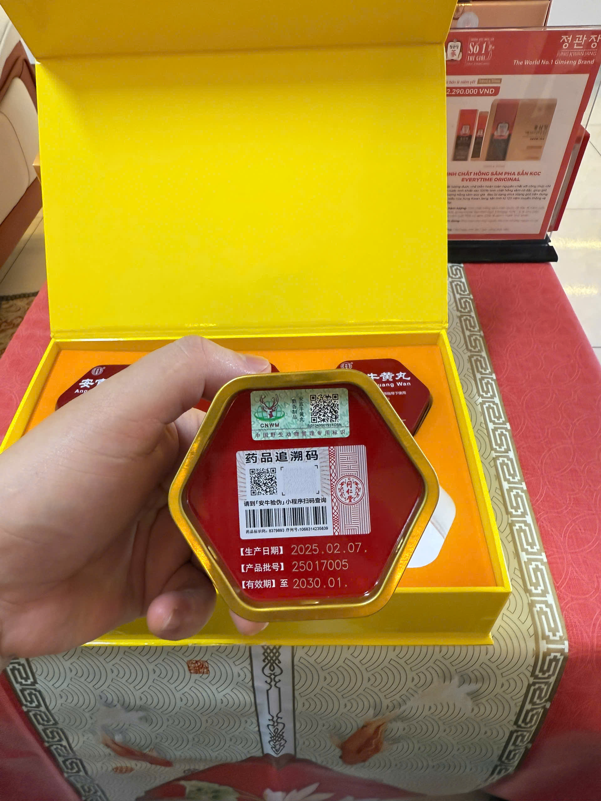 Khách hàng quét mã kiểm tra nguồn gốc An Cung Đồng Nhân Đường, kết hợp yếu tố giá tốt