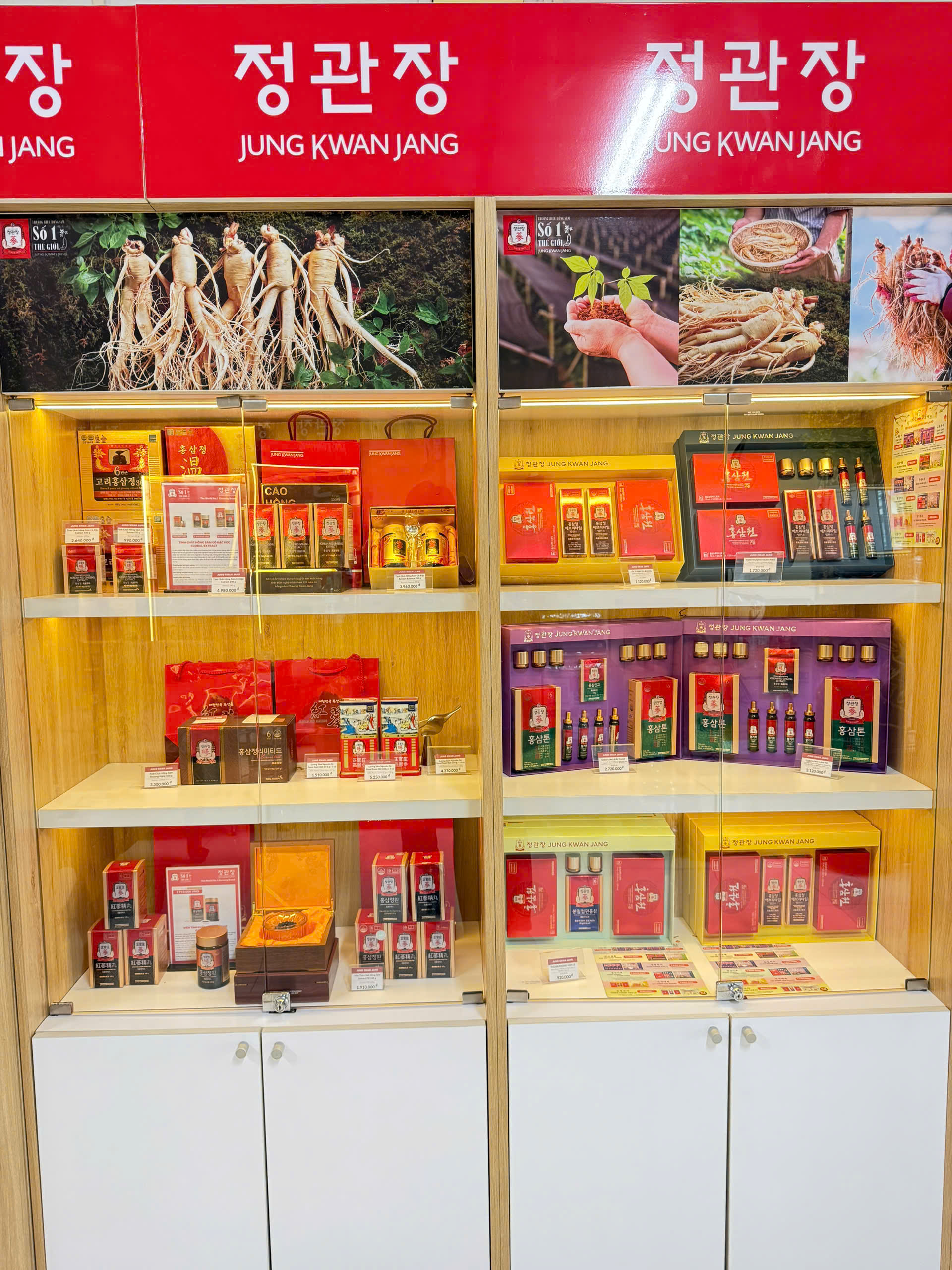 Biển báo hoặc dấu hiệu cam kết hàng chính hãng KGC được đặt trên khu vực trưng bày sản phẩm