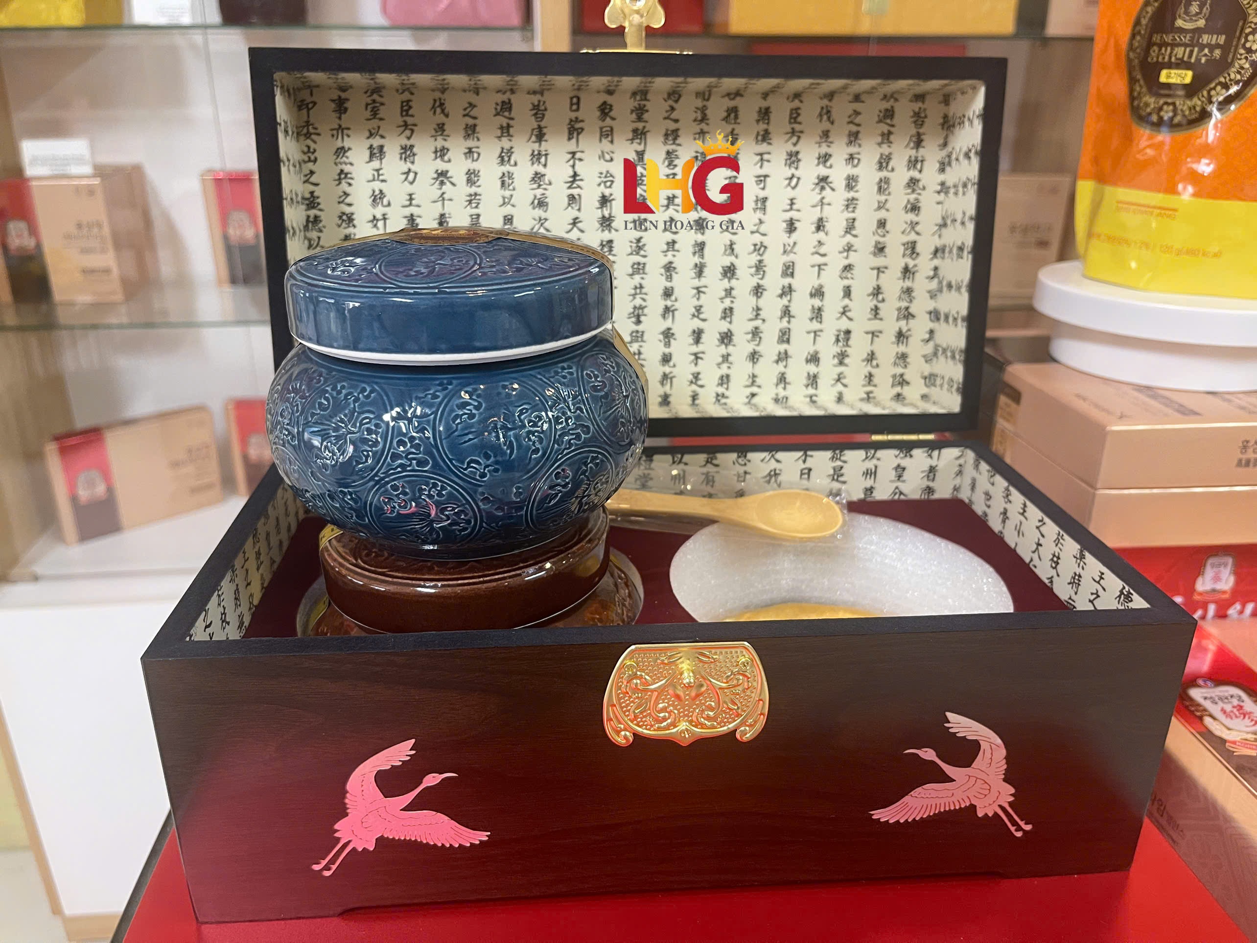 Hình ảnh hộp quà tặng cao cấp chứa sản phẩm Cao sâm Hoàng Đế Hoàng Hậu, gợi ý đây là món quà biếu thượng đỉnh