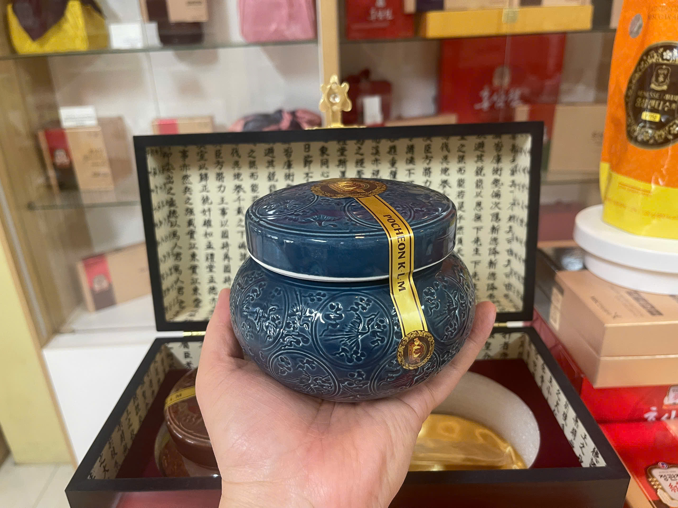 Cận cảnh một muỗng cao sâm màu nâu sậm, thể hiện độ cô đặc và tinh khiết của sản phẩm