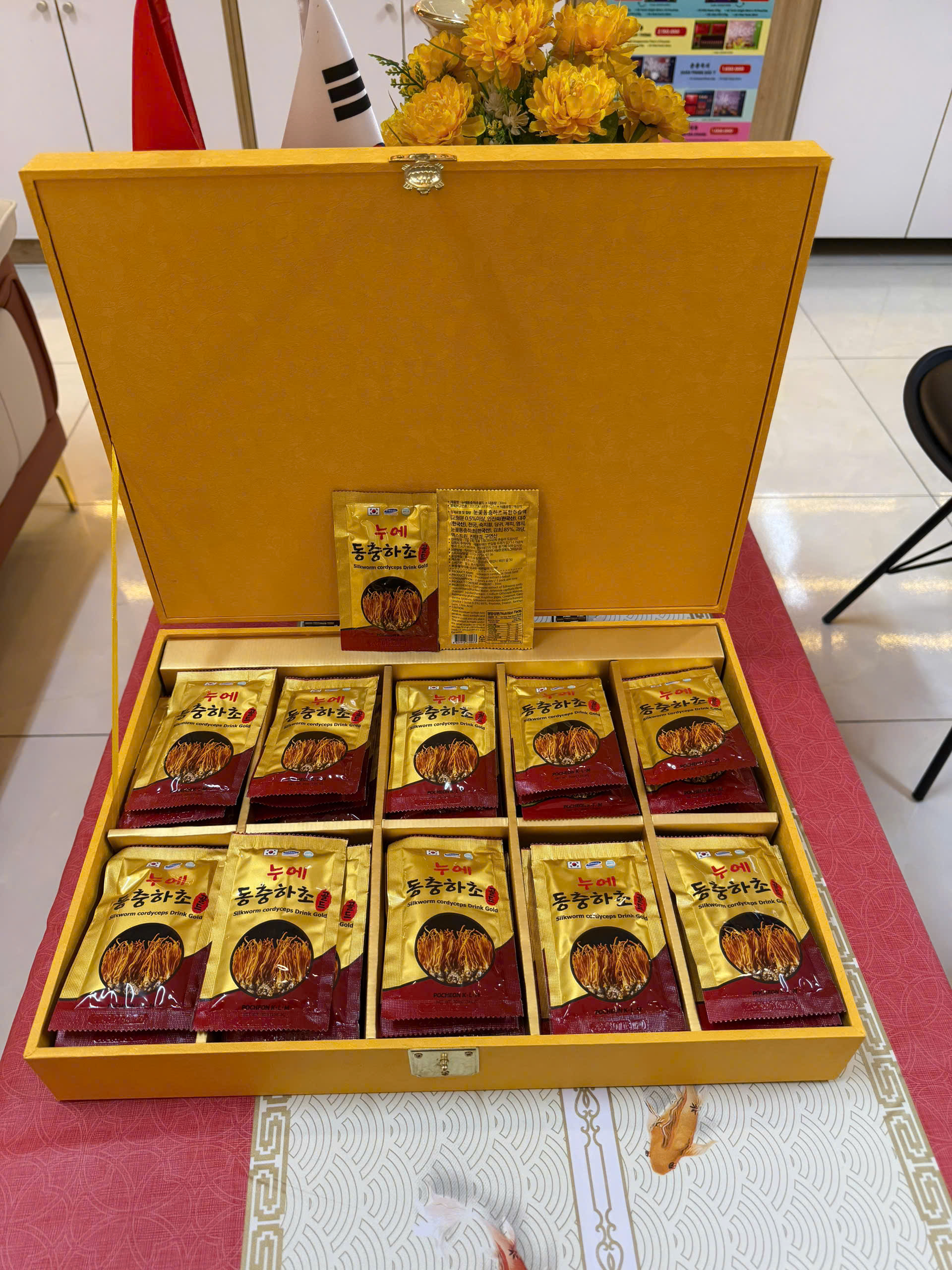 Nước Đông Trùng Hạ Thảo Pocheon K.L.M hộp gỗ vàng 60 gói chính hãng