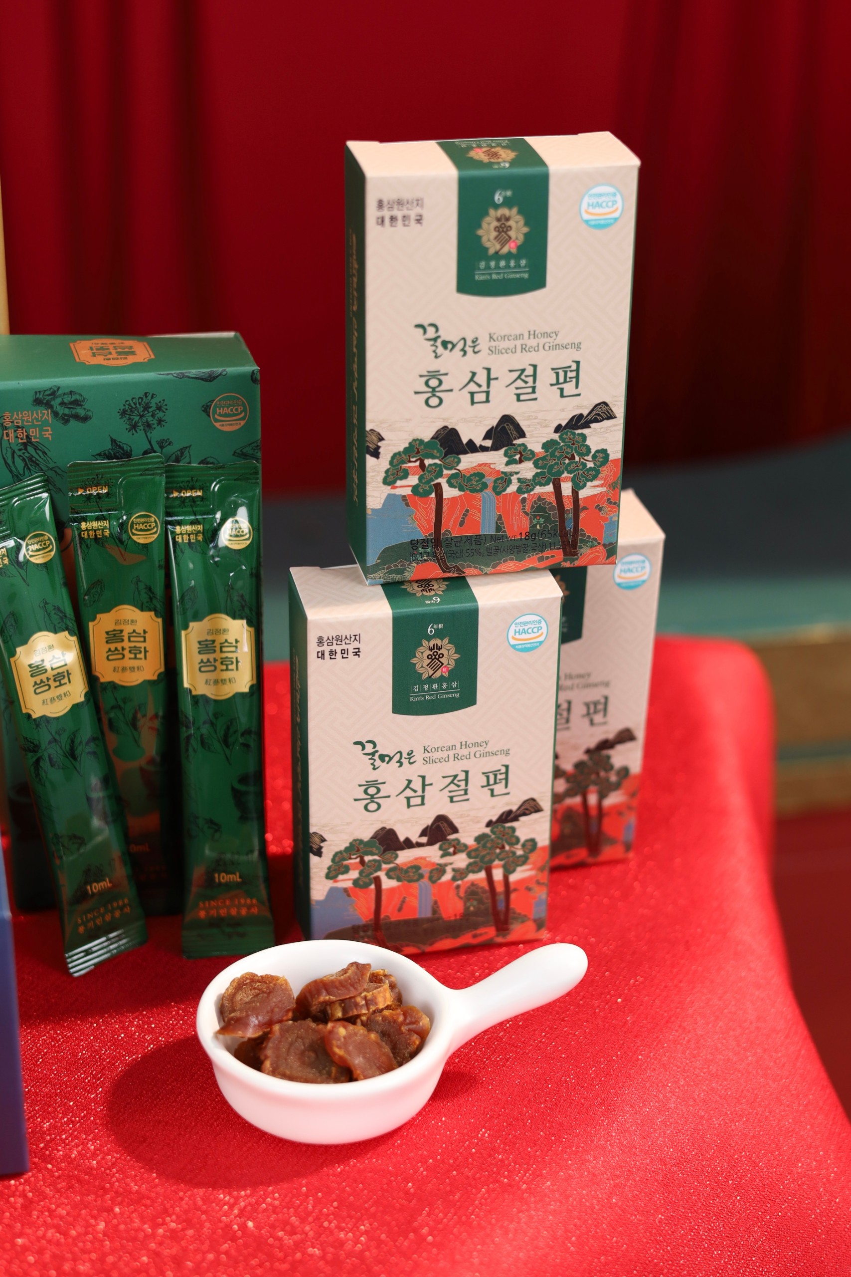 Hồng sâm thái lát 6 năm tuổi tẩm mật ong rừng trong set quà