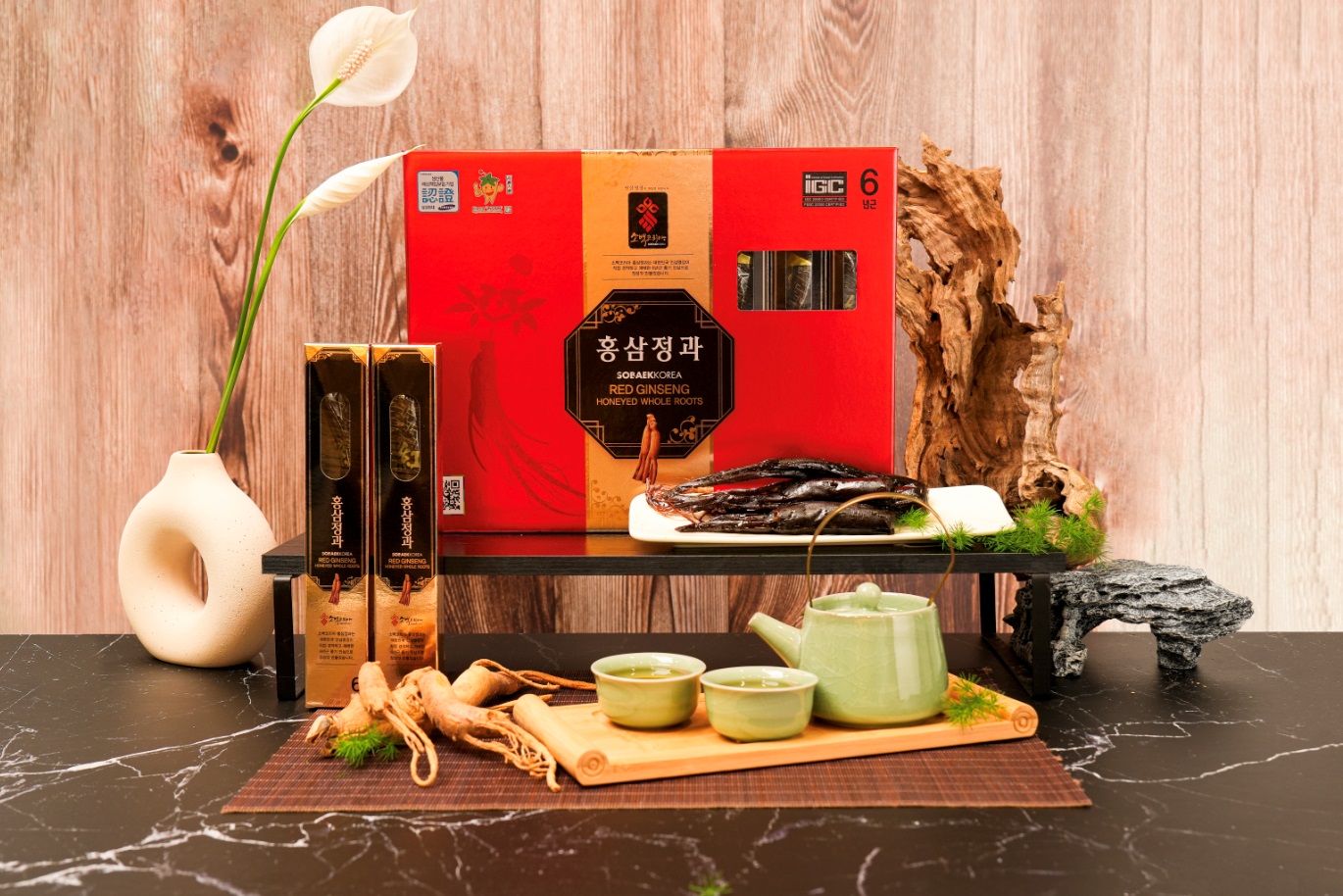 Cận cảnh củ sâm dẻo tẩm mật ong Sobaek màu vàng óng hấp dẫn