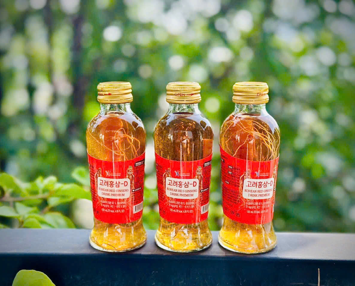 Củ nhân sâm tươi Hàn Quốc bên trong chai Nước hồng sâm có củ tươi Kang Foods.