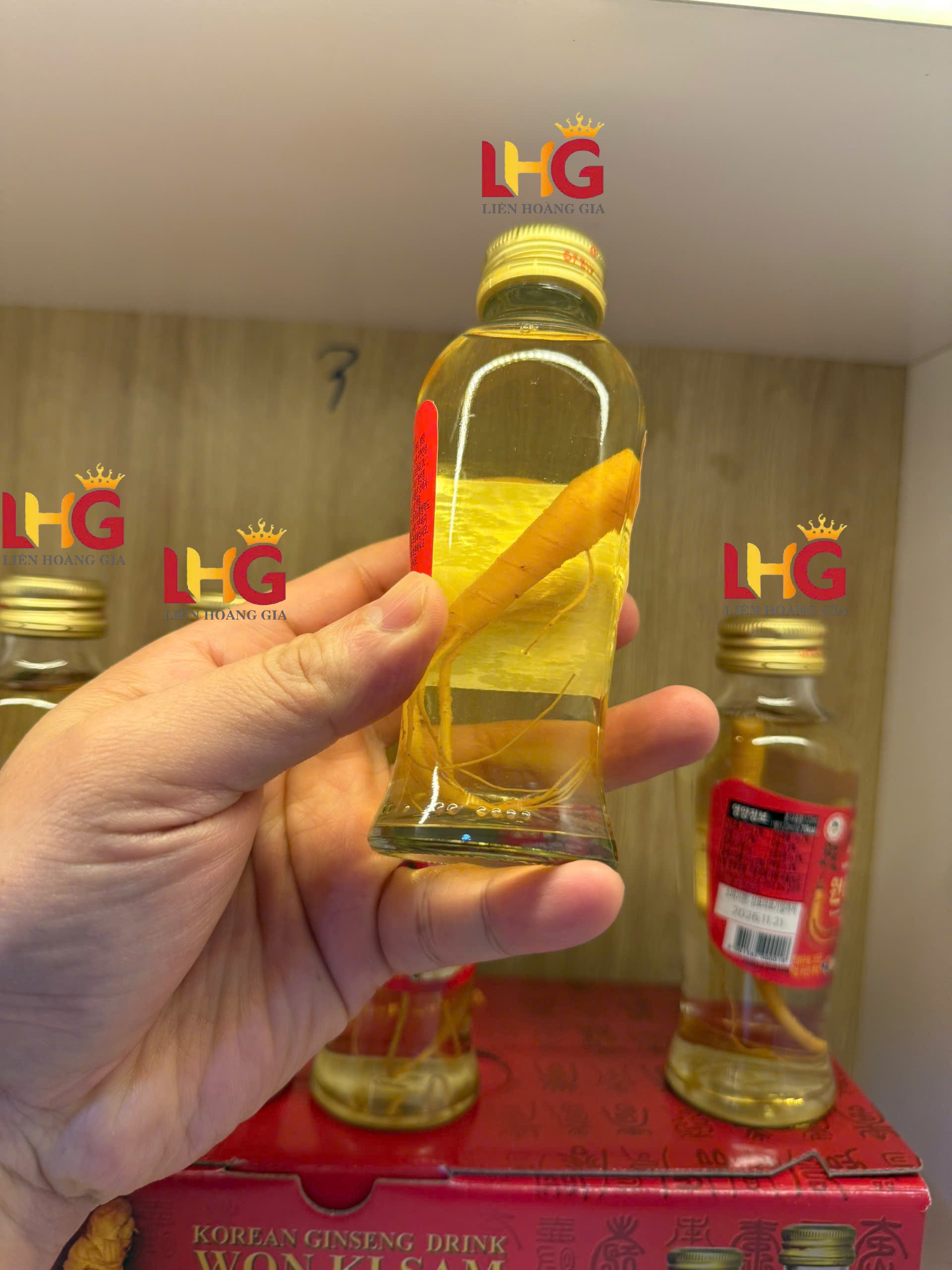 Củ sâm nguyên vẹn bên trong chai Nước Hồng Sâm Có Củ Wonkisam.