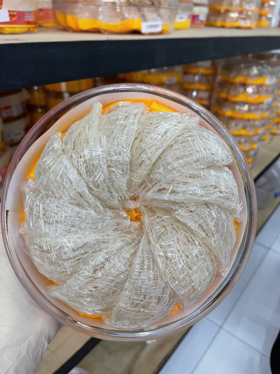 Quy trình sơ chế yến rút lông thủ công tỉ mỉ bằng nhíp chuyên dụng